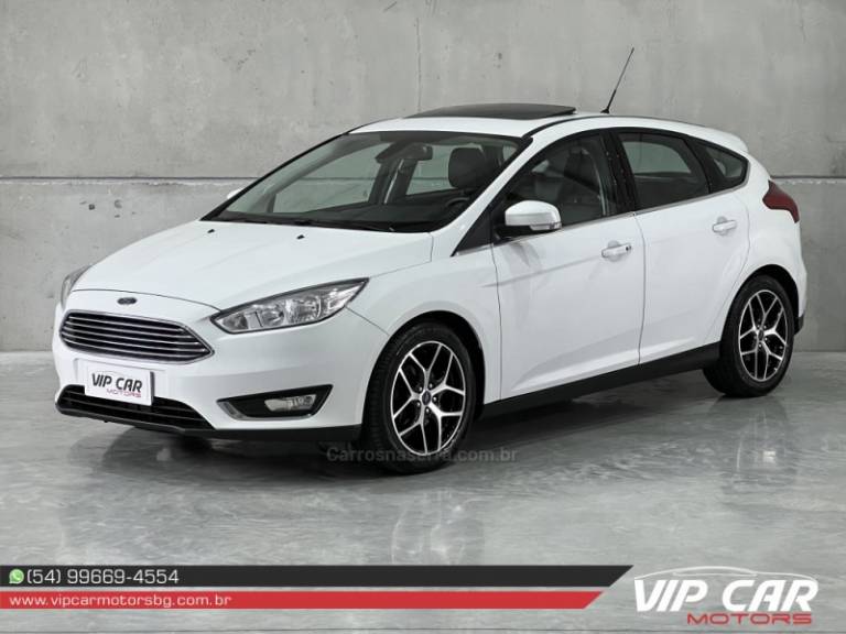 FORD - FOCUS - 2016/2017 - Branca - R$ 72.900,00