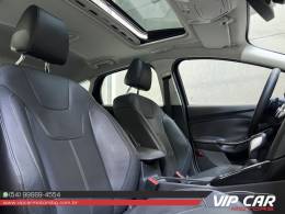FORD - FOCUS - 2016/2017 - Branca - R$ 72.900,00