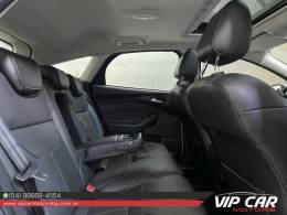 FORD - FOCUS - 2016/2017 - Branca - R$ 72.900,00