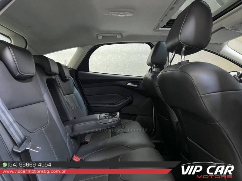 FORD - FOCUS - 2016/2017 - Branca - R$ 72.900,00