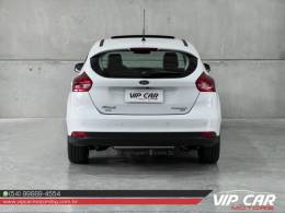 FORD - FOCUS - 2016/2017 - Branca - R$ 72.900,00