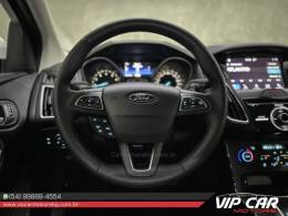 FORD - FOCUS - 2016/2017 - Branca - R$ 72.900,00