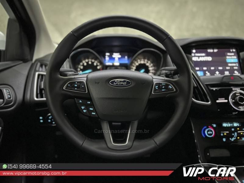 FORD - FOCUS - 2016/2017 - Branca - R$ 72.900,00