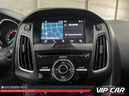 FORD - FOCUS - 2016/2017 - Branca - R$ 72.900,00