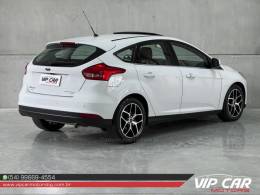 FORD - FOCUS - 2016/2017 - Branca - R$ 72.900,00