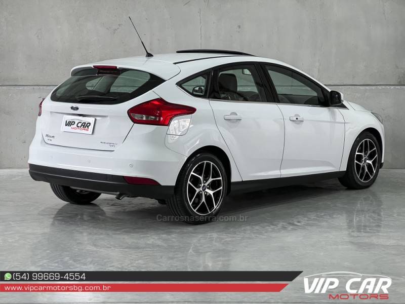 FORD - FOCUS - 2016/2017 - Branca - R$ 72.900,00