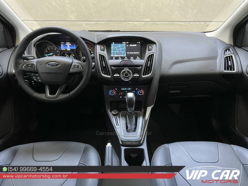 FORD - FOCUS - 2016/2017 - Branca - R$ 72.900,00
