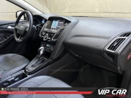FORD - FOCUS - 2016/2017 - Branca - R$ 72.900,00
