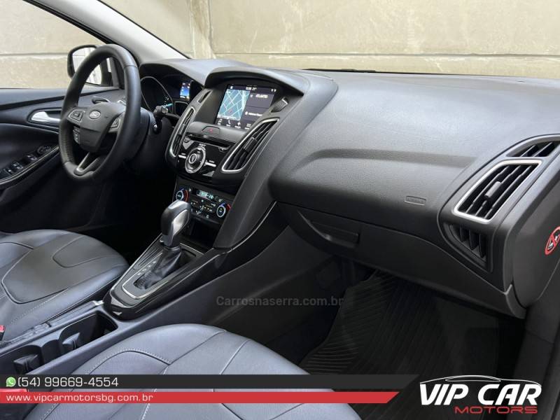FORD - FOCUS - 2016/2017 - Branca - R$ 72.900,00