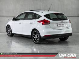 FORD - FOCUS - 2016/2017 - Branca - R$ 72.900,00